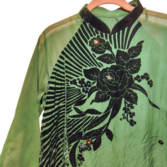 Asian Chinese Silk Cheongsam With Soft Velour Embroidery And Snap Buttons... - Picture 3 of 5